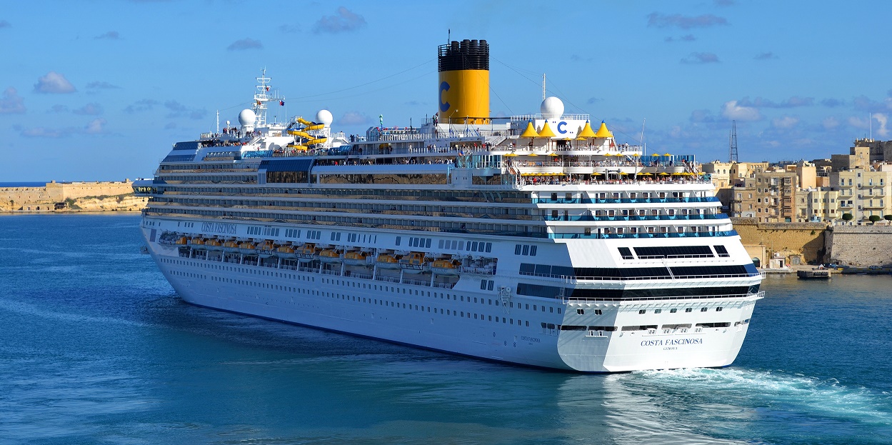 Nuestro buque el Costa Fascinosa zarpando de la Bahía de La Valetta, en Malta CRUCEROS MALTA LA VALETTA CRUCEROS MEDITERRANEO CRUCEROS ISLA DE MALTA CRUISES COSTA FASCINOSA
